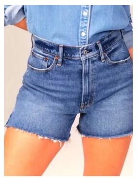 Abercrombie & Fitch Denim Shorts
4” Mom Short High Rise
Curve Love
Size 28/6